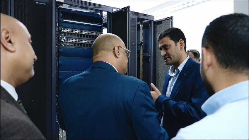 باذيب يتفقد سير العمل في عدد من مؤسسات وزارة الاتصالات في عدن